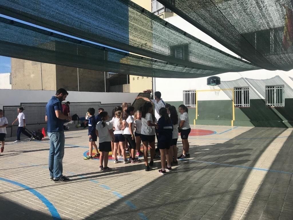 AlgecirasFs's tweet photo. Nuestros monitores continúan con las visitas a los colegios de la ciudad para dar a conocer el proyecto. Ayer tocó el colegio San Francisco del barrio de la Bajadilla con dos grupos de niños y niñas con edades comprendidas entre los 8 y 12 años. https://t.co/U1VX0jd2V7