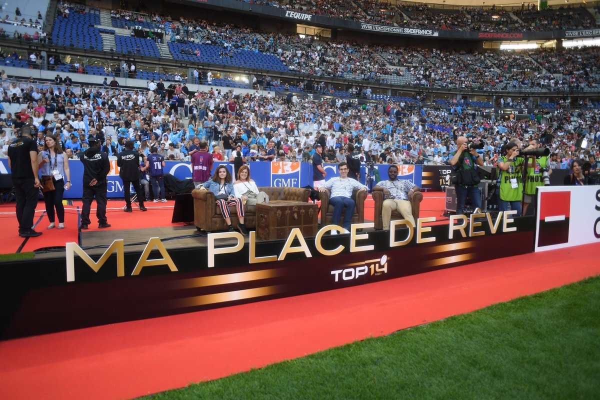 Finale du championnat de France de Rugby au Stade de France, nos équipes ont mis en place un dispositif VIP exceptionnel pour 4 personnes : Un salon à l’anglaise en bord terrain !