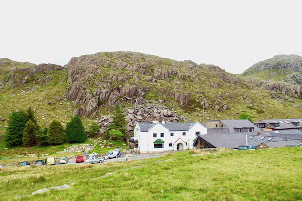 careertraveller's tweet photo. Perfectly placed @YHASnowdonPYP @YHAOfficial  #Snowdon #Snowdonia #FridayFeeling #LiveMoreYHA #hikingadventures #travelblogtofollow https://t.co/79az3cuIjx