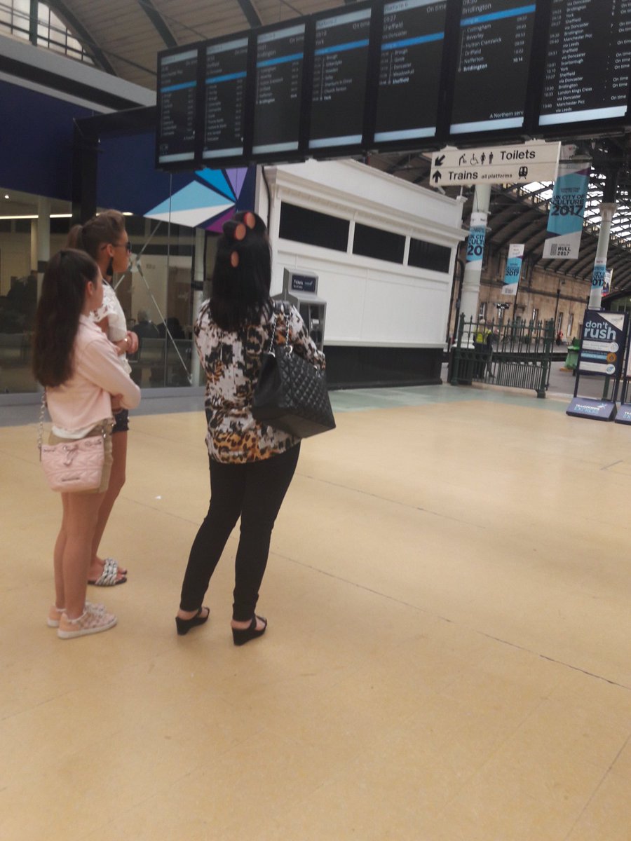 derek1910's tweet photo. So a girl this morning on bus putting make up on then this at train station a girl with 3 sausage rolls in her hair #getupearlier😀😀 https://t.co/YQ1tejzTER