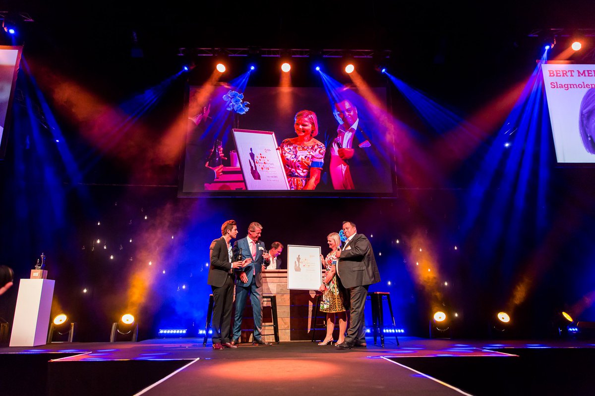 VOKA_Limburg's tweet photo. Een groot applaus en een staande ovatie! De winnaars van de Ondernemersprijs Herman Dessers zijn bekend: Bert Meewis en Karlijn Libbrecht van De Slagmolen. Proficiat aan alle genomineerden! #Applaus18 #Voka https://t.co/9TLLtO0nus