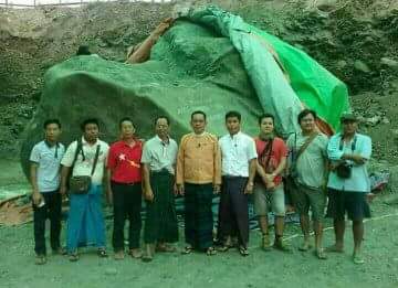 ေမ​ေမ့ ဘုန္​းတန္​ခုိး​ေၾကာင္​့
​ေပၚလာ​ေသာ.. အစိမ္​းတုံးႀကီးသည္​
​ေမ့​ေမ့ အစြမ္​းျဖင္​့
ထမီပုံ​ေအာက္​ ​ေရာက္​သကဲ့သုိ႔ ဖစ္​သြား​ေလအိ 😛😛😛