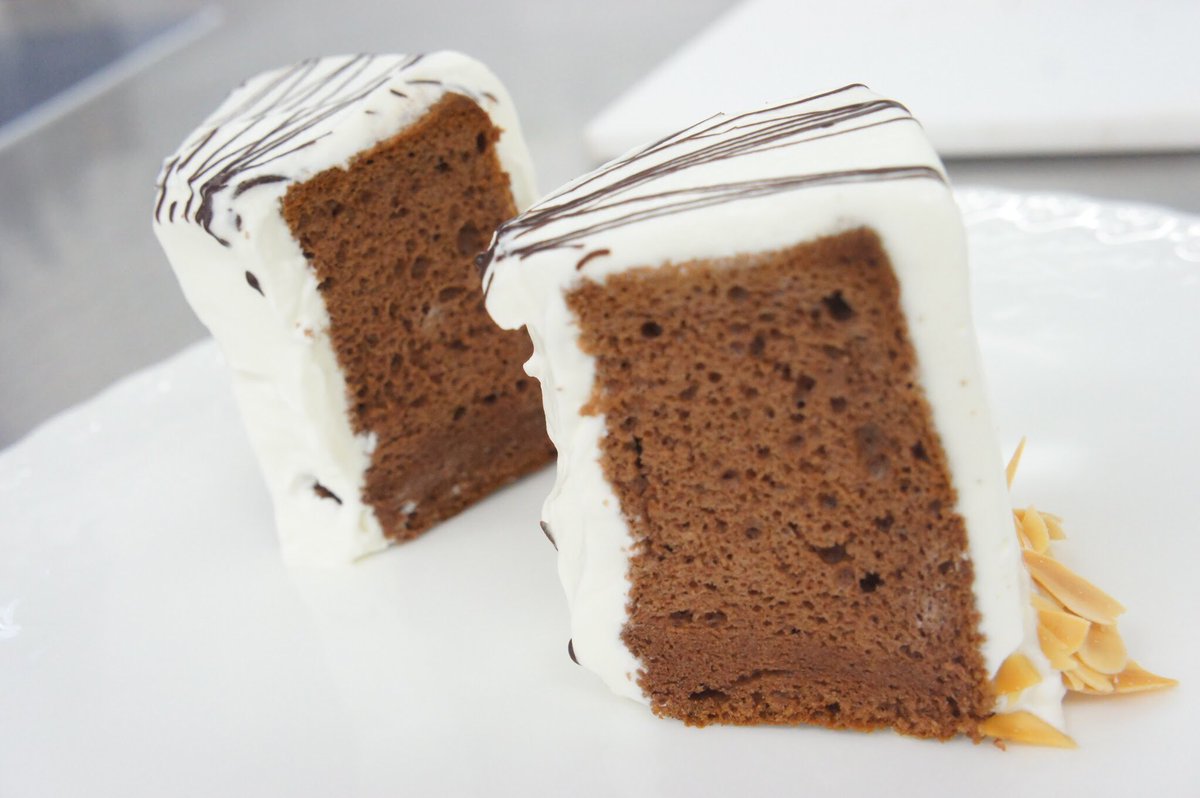 神戸国際調理製菓専門学校 公式 A Twitter シフォンケーキ チョコ好きにはたまらないフワッフワのシフォンケーキ フワッフワに仕上げるのが難しいんです 一人一台 仕上げて持って帰りましたよ O 神戸国際調理製菓専門学校 エコールcp