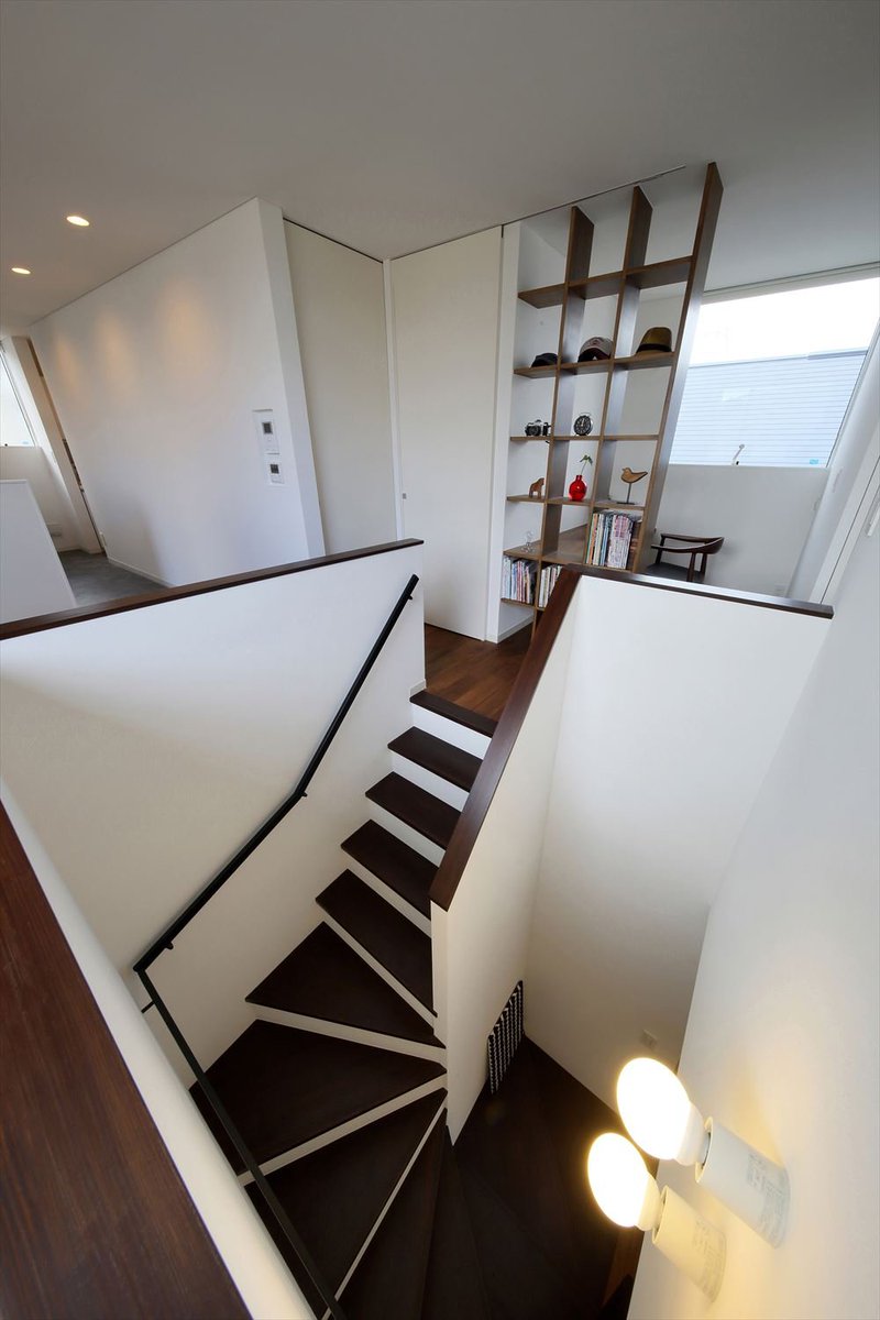 建築工房dada V Tvittere オープンな回り階段を上がると子世帯のldkスペースへ ２階の明るさが１階の玄関まで届きます 記憶をつなぐ2世帯住宅 作品集 T Co Vmaxg6oydx