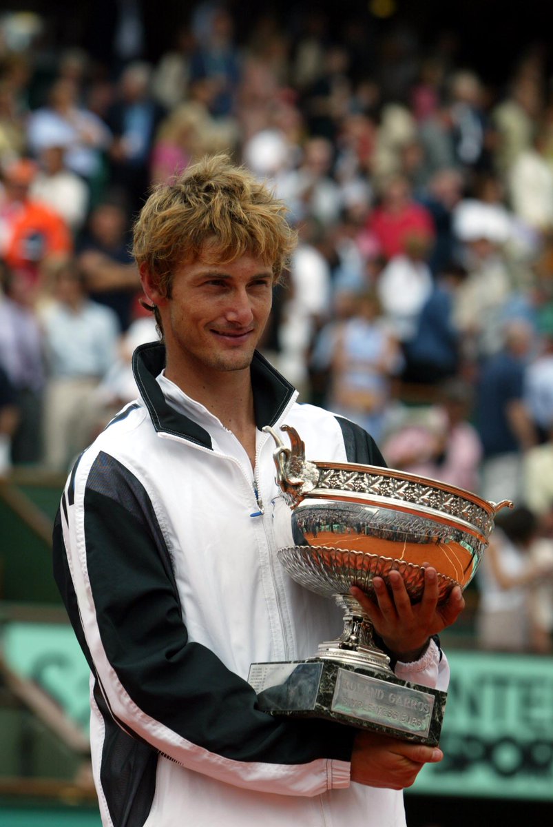 Ferreroacademy's tweet photo. Hoy se cumplen 15 años desde que @juankiferri ganó @rolandgarros venciendo en la final al holandés Verkerk por 6/1, 6/3 y 6/2 🏆 Fueron dos semanas de tenis de alto nivel por parte de Juan Carlos en el que se proclamó campeón 👏💪 ¡Qué recuerdos! 🔝
#jcferrero #rolandgarros https://t.co/awd8Ni7coU