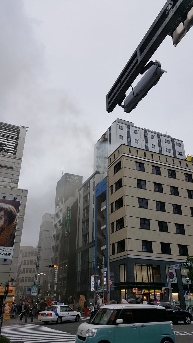 栄のビルで火事が起きている現場画像