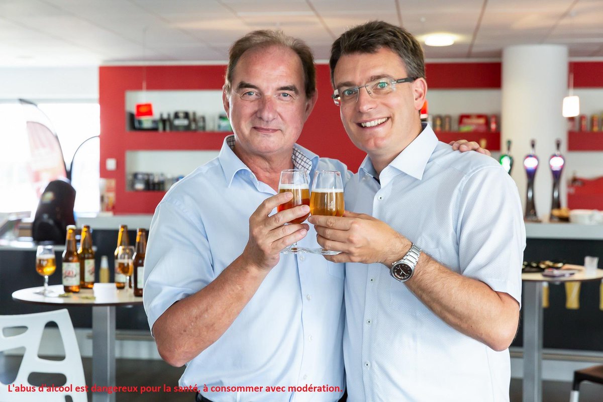 Kronenbourg_SAS's tweet photo. Pour fêter le 60ème anniversaire du jumelage entre #Obernai et #Gengenbach, les maires des 2 villes ont choisi une bière unique parmi 4 brassins créés spécialement par nos maîtres-brasseurs. Le savoir-faire brassicole à l'honneur ! @VilleObernai #jumelage #brassin #savoirfaire https://t.co/hs5nFofssP