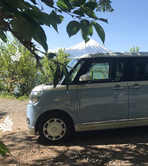 カーキュート Na Twitteru ロケーションが良すぎます 富士山 飛行機 ムーヴキャンバス ミヤメグ的にたまらない１枚です Daihatsu Canbus ダイハツキャンバス 水玉 ドット 水色 ブルー 夏 夏コーデ 海 ドライブ 軽自動車 かわいい車 可愛い車 車内