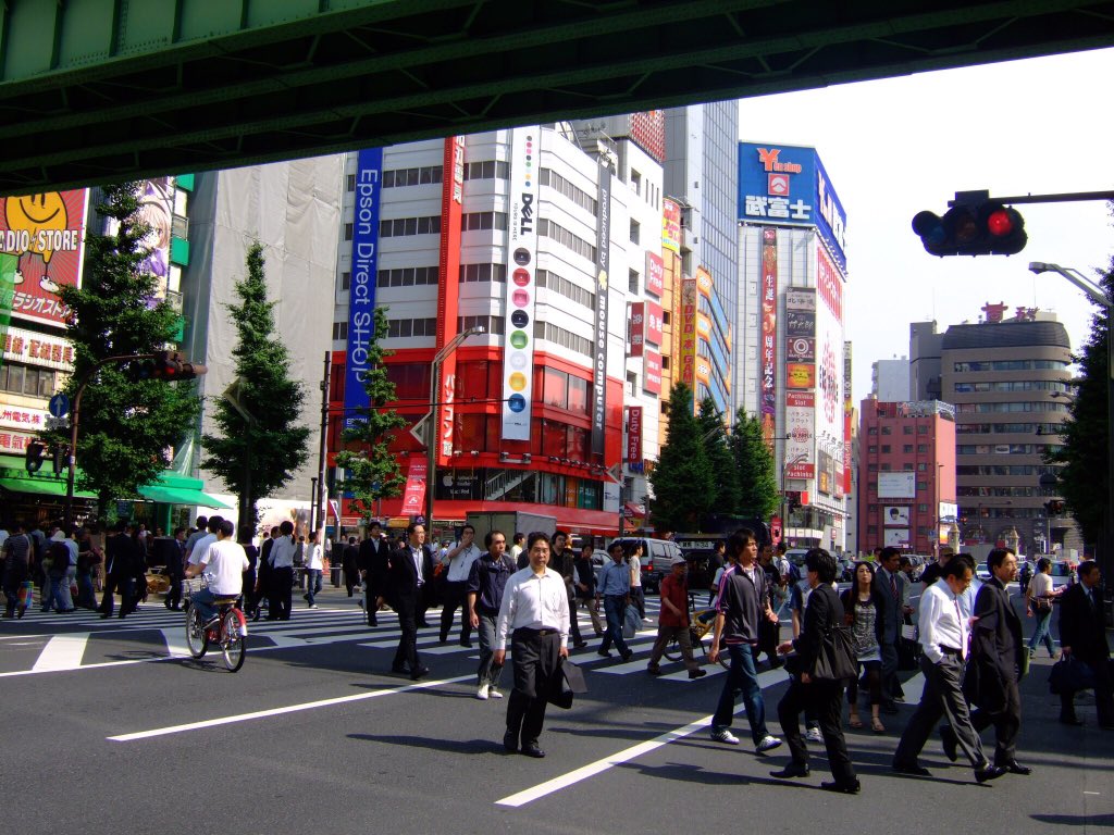 buzzzz1970's tweet photo. RT←2008年6月6日、裏仕事でたまたま訪れた秋葉原の風景。街にまだ電気街っぽさが残っている。交通博物館は2年前に閉館。でも建物はまだ残っていた。
昼メシは昭和通り沿いの吉野家で。この2日後、店内にある防犯カメラは、歩行者天国で逃げまどう人々を写すことになる。 https://t.co/5IdG3epJzt