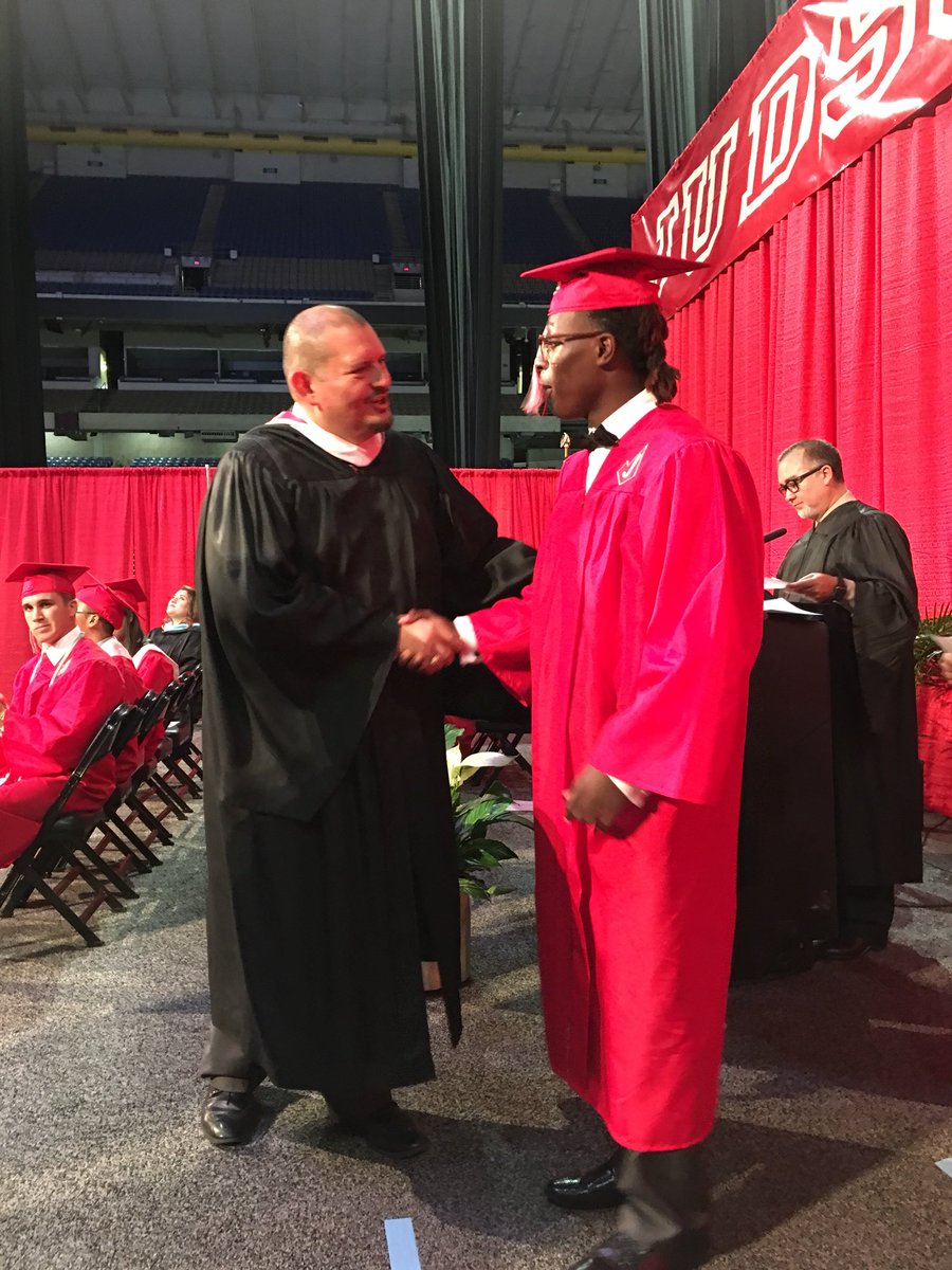 BeraElida's tweet photo. #launchingrockets, #seaofred, Judson HS graduates 900 seniors! Beautiful ceremony. https://t.co/1OiBLXfysW