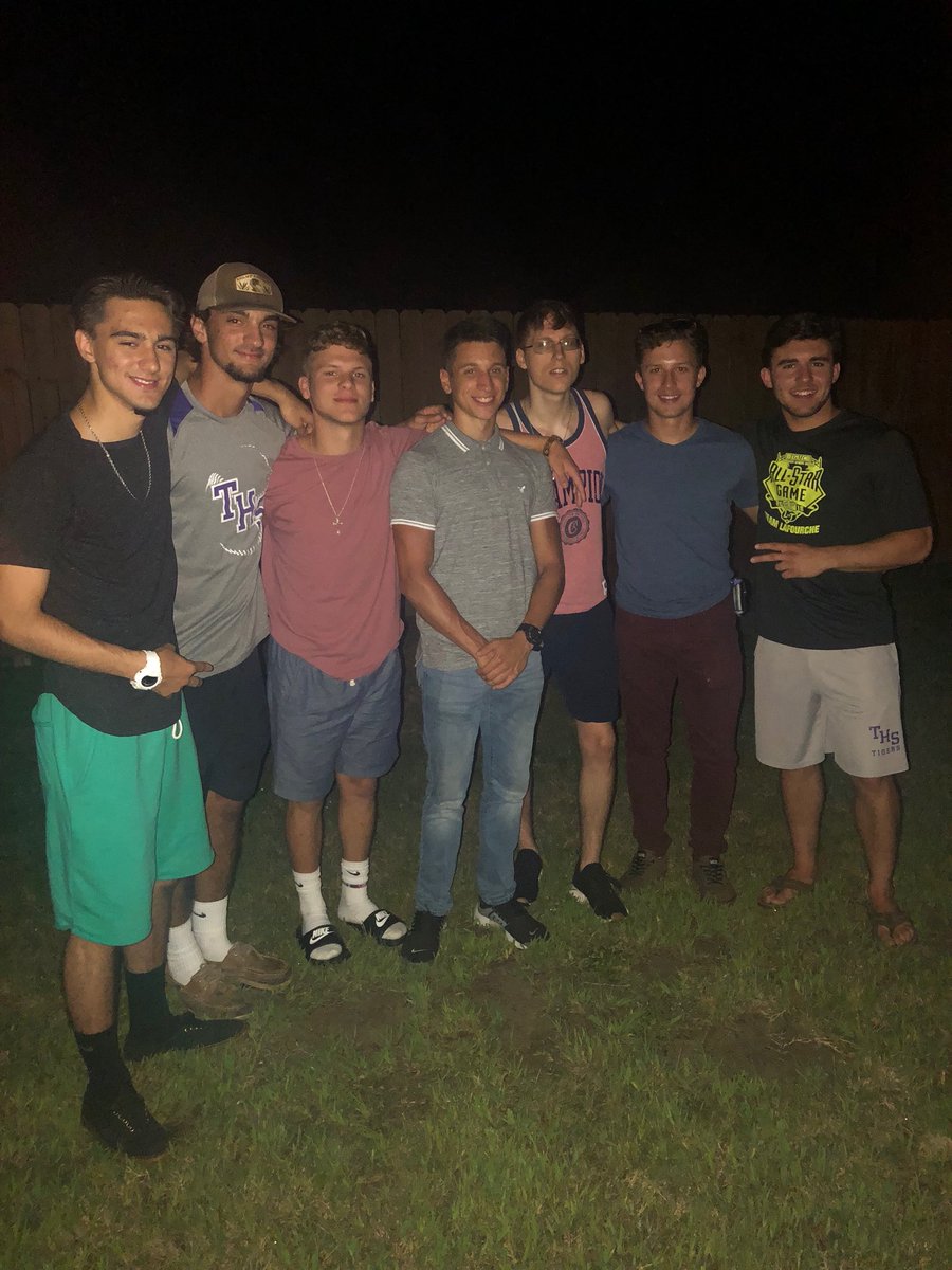 AaronLee06215's tweet photo. 3 months gonna be a long time without you but we couldnβt be more proud of you.. we love ya bro continue to do great things β€οΈ#BootCampBound https://t.co/cZv2FEVm5d
