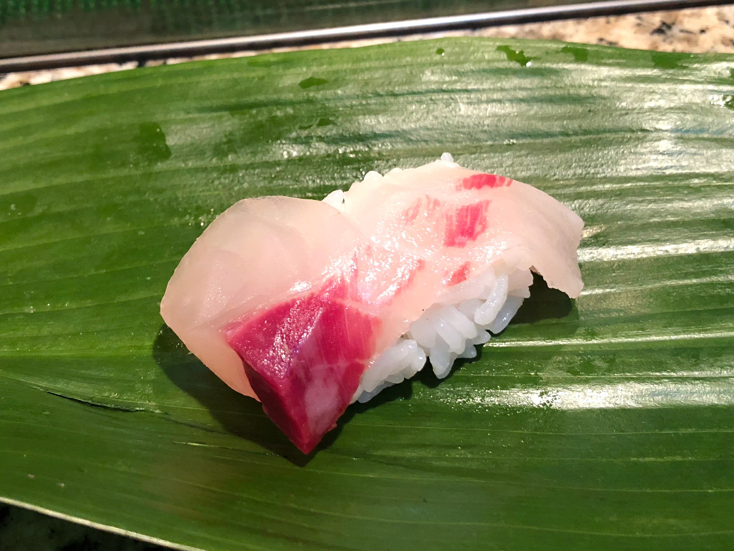 すし 松前 旬の魚 縞鯵 しまあじ その希少性と格別な味わいで 同じアジ科の間八や平政と比べても別格とされているのがこの縞鯵です 近年は養殖技術が確立され T Co Gdsd4pbfe6 Sushi 寿司https T Co Pvcqxdavmi Twitter