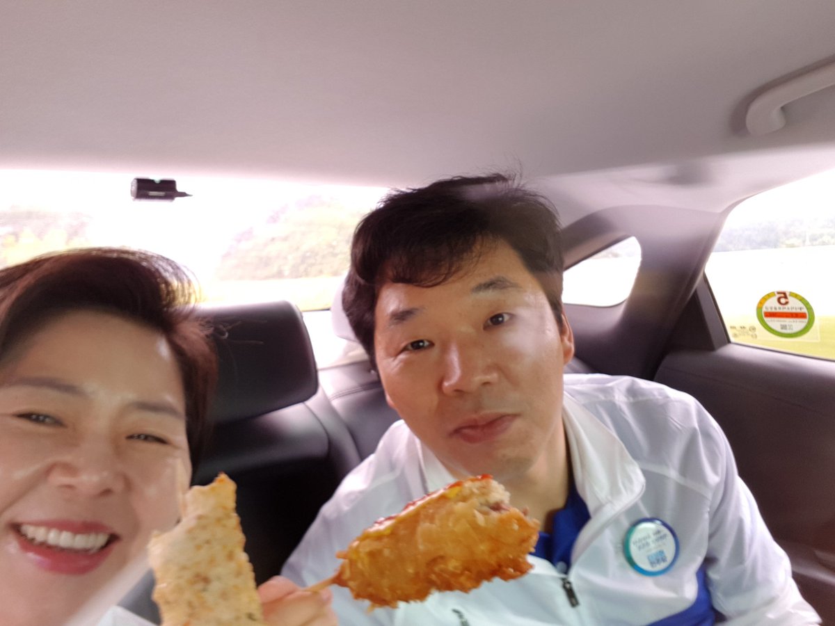 지원유세 이동 중
점심을 못먹어 배고팠는데 병관찡과 어묵, 핫도그~ 꿀맛^^
