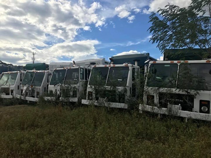 silvioravel's tweet photo. Desvencijados, mohosos e inservibles los camiones importados por la administración de Petro hoy escondidos tras los matorrales para evitar se conviertan en monumentos a su incapacidad. Lo inaudito es que todavía hay ingenuos que creen que este tipo puede administrar un país https://t.co/Ut9Y2QyGE2