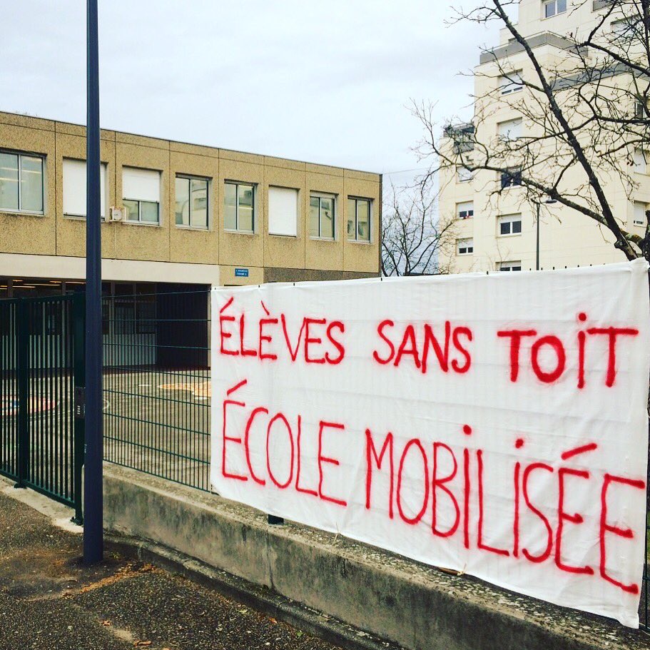 jamaissanstoit's tweet photo. RT l'école Makarenko A #vaulxenvelin organise un goûter solidaire aujourd'hui vendredi 8 juin à 15h45 en soutien aux élèves sans toit. un TOIT c'est un DROIT pour les 19 élèves vaudais #SDF @prefetrhone @academielyon @HeleneGeoffroy @Anissa_Khedher @DavidKimelfeld https://t.co/OLwrN7PNoc