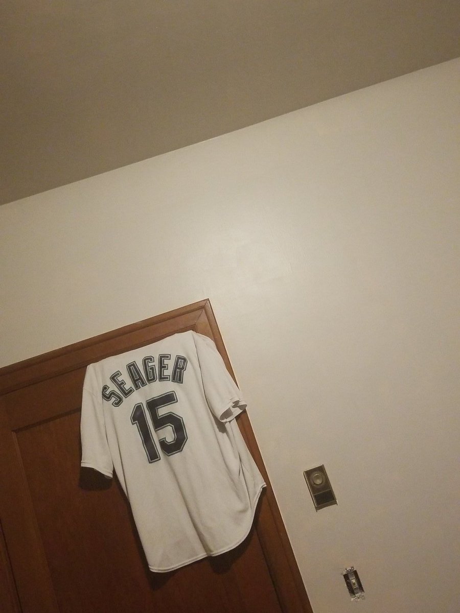 CjWieringa17's tweet photo. Its never to late to #WallsForWins #SeagerHawkCorner #NumberFifteen #GoMariners https://t.co/kk4K685YzD