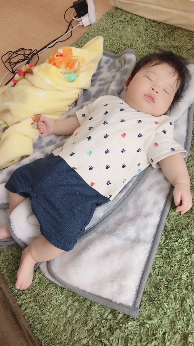 m_3_2_s's tweet photo. 最近おでかけせんだら1日20時間くらい寝とる😪
手足バタバタするくらいしか��かんがによくこんな寝とれるね(; ꒪ㅿ꒪)
どんどん寝てぱぱのようにでっかい男なってくれ😂💕
あ、体の話ね。態度でかいとこまで似んでいい😇😇 https://t.co/JZzeUjef0s