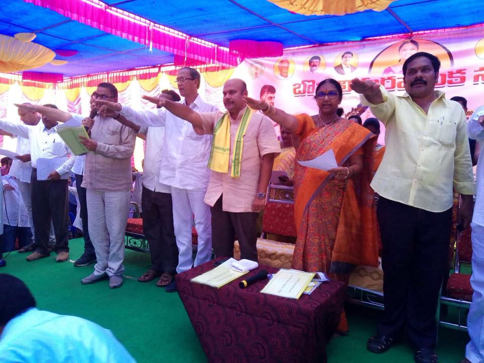 rsujaykrishna's tweet photo. విజయనగరం జిల్లా బొబ్బిలిలో మహా సంకల్పం చేపట్టిన భూగర్భ గనులశాఖ మంత్రివర్యులు సుజయ్ కృష్ణ రంగారావు.
చేతివృత్తులు, స్వయం సహక సంఘాల స్టాల్స్ ను పరిశీలించి వారి కష్టసుఖాలను ఆడిగితెలుసుకున్న మంత్రివర్యులు సుజయ్ కృష్ణ రంగారావు. https://t.co/fQe23dOhCw