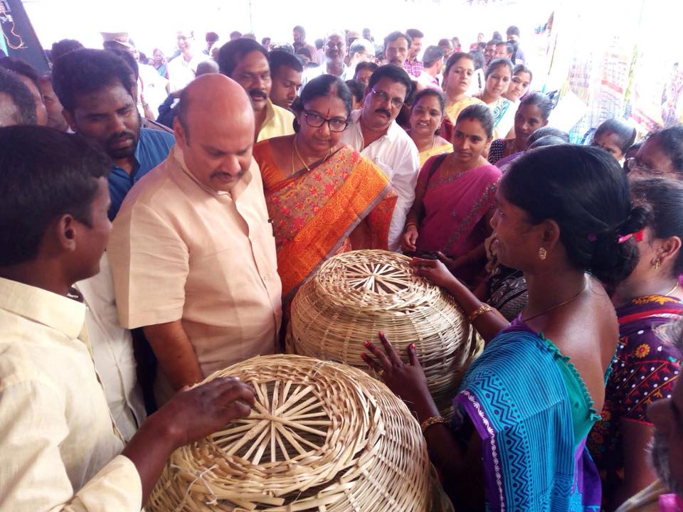 rsujaykrishna's tweet photo. విజయనగరం జిల్లా బొబ్బిలిలో మహా సంకల్పం చేపట్టిన భూగర్భ గనులశాఖ మంత్రివర్యులు సుజయ్ కృష్ణ రంగారావు.
చేతివృత్తులు, స్వయం సహక సంఘాల స్టాల్స్ ను పరిశీలించి వారి కష్టసుఖాలను ఆడిగితెలుసుకున్న మంత్రివర్యులు సుజయ్ కృష్ణ రంగారావు. https://t.co/fQe23dOhCw