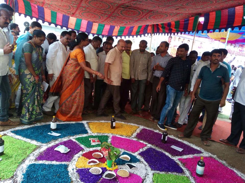 rsujaykrishna's tweet photo. విజయనగరం జిల్లా బొబ్బిలిలో మహా సంకల్పం చేపట్టిన భూగర్భ గనులశాఖ మంత్రివర్యులు సుజయ్ కృష్ణ రంగారావు.
చేతివృత్తులు, స్వయం సహక సంఘాల స్టాల్స్ ను పరిశీలించి వారి కష్టసుఖాలను ఆడిగితెలుసుకున్న మంత్రివర్యులు సుజయ్ కృష్ణ రంగారావు. https://t.co/fQe23dOhCw