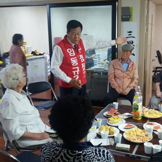 ldk2345's tweet photo. 6월8일
서원마을 경로당 월례회에 참석했습니다. 어르신들과 많은 이야기를 나눌 수 있었던 월례회였습니다. 오늘은 사전투표 첫째날입니다. 꼭!! 투표 해주시길 바랍니다.

#613 #지방선거 #강동구청장후보 #임동규 #강동발전 #지하철9호선 #선사유적지 #서원마을 #경로당 #월례회 #노인복지 https://t.co/fiyJuKGIbQ