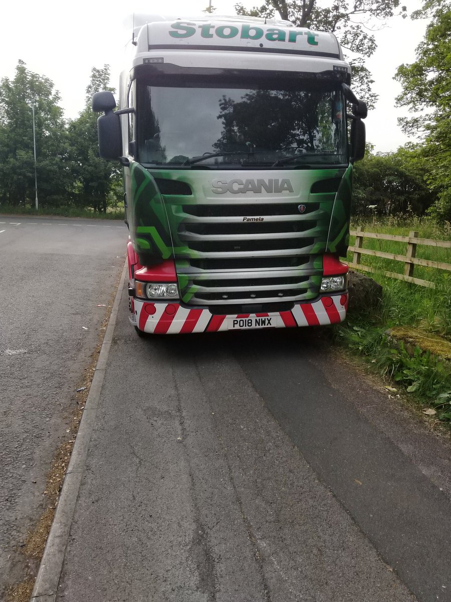 BAD_YORK_GAMER's tweet photo. @EddieStobartCom  Parking of the year Award goes to this driver! https://t.co/35SaWcChuu