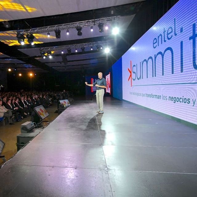 msanhuezacelsi's tweet photo. #ThinkOutSideTheBox “Los peores momentos pueden darnos las mejores Oportunidades" @ChipConley de @airbnb en #EntelSummit 2018 @EntelExploralab ideas tecnoloógicas que trasforman los negocios y la sociedad #ECOWR #entelsummit2018 🇨🇱 #ChipConley #airbnb https://t.co/ebGRTOwlOj