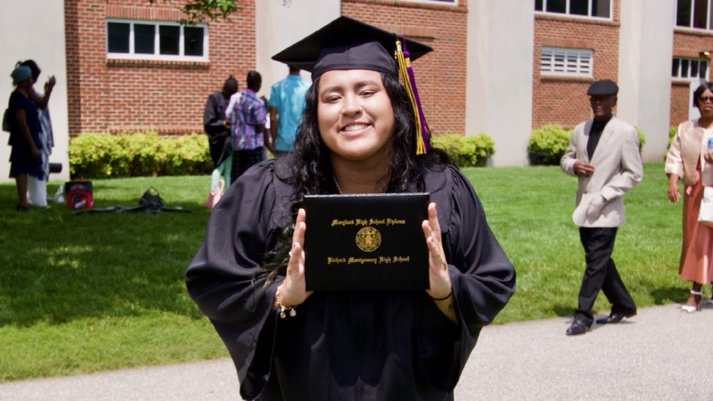 fatheadlala's tweet photo. I am my fathers keeperπ¨βπ§Wish you was here, but I know your always here in my heart and as the last piece of you, I will honor everyday that I live as my last just like you would! I LOVE YOU DADDY, I DID IT! Better now than never, CLASS OF 2018ππ½ #E4Daddy ππππ¨βπ§π¨βπ©βπ§ https://t.co/NBsXUxR1Qk