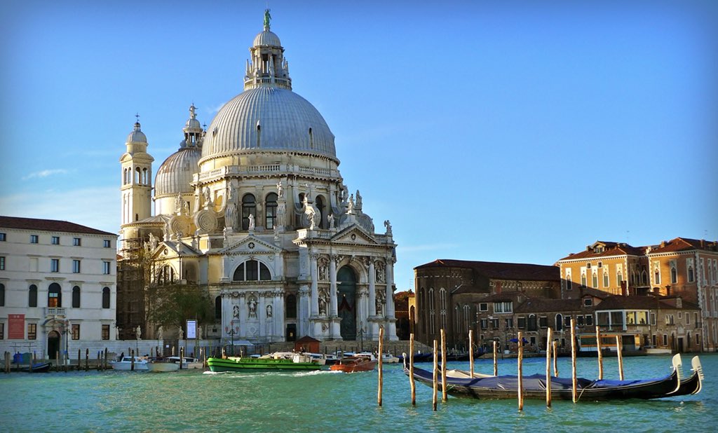 tompalladioink's tweet photo. Just like cities on land, traffic unfolds daily along the canal routes of La Serenissima, but it’s much more fun and exciting. #Come2Venice #VisitItaly @RegioneVeneto @TurismoVeneto @ABWIV @VeniceGondola @discvenice @muoversivenezia @OrnaOR @JillKerby @monicacesarato https://t.co/xohdrP2VfF