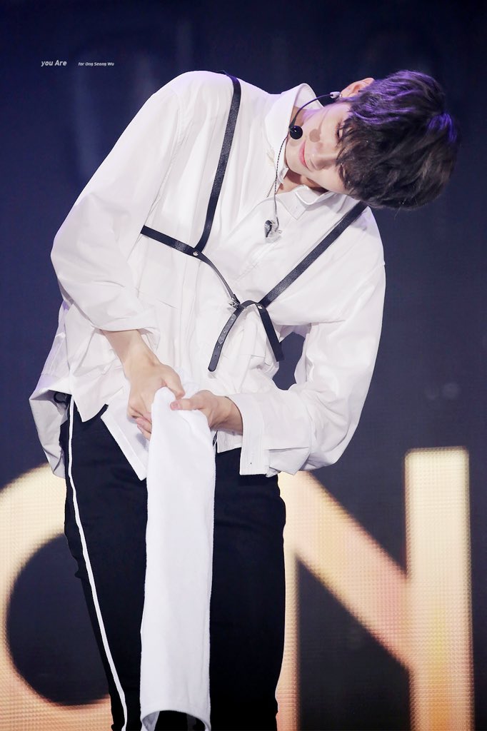 youare_osw's tweet photo. 안뒤집어 ��니까 성우가 이렇게 몸 숙여서 봐줘떠요ㅜㅠㅠ ㄱㅇㅇ

#옹성우 #성우 #ONGSEONGWU #더힐 #모래시계 #켜줘 #워너원 #WANNAONE https://t.co/Pw3rsXr1lp