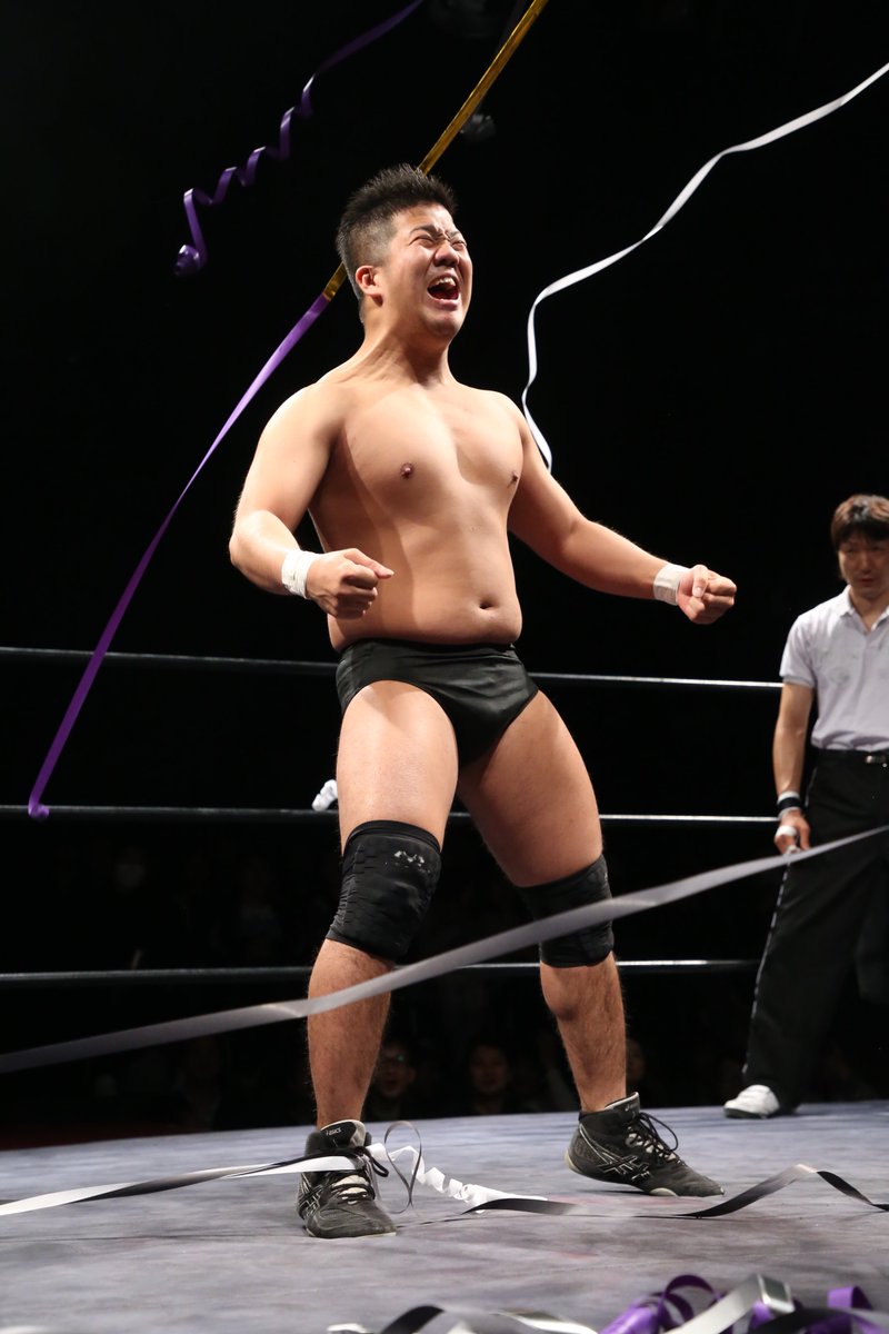 プロレスラー 中島くんの肩を借りて、勝ち名乗り✊ . 棚さんだいぶ痛そうだったけど