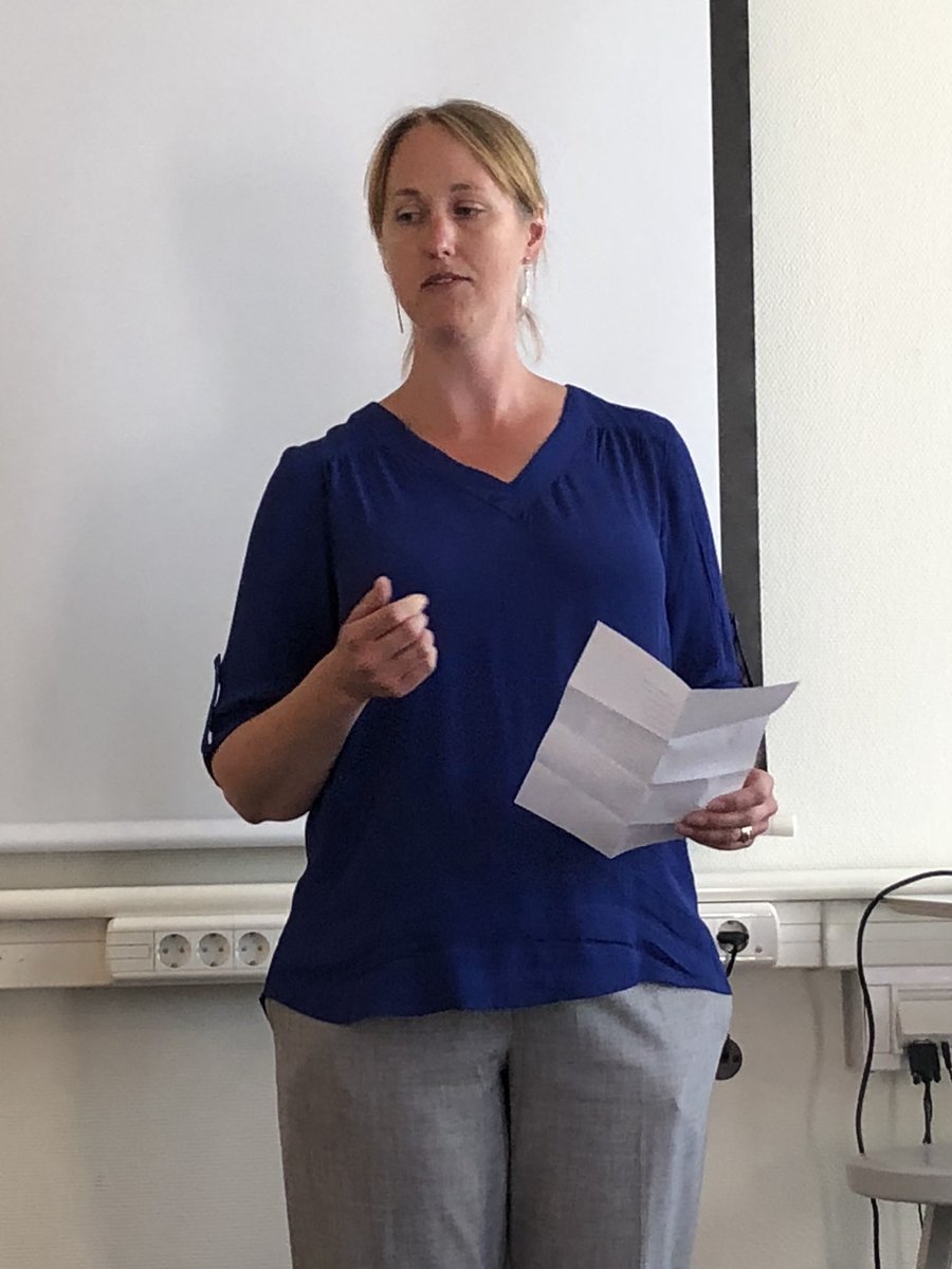 Lyssnar på Karin Wiklund från <a href="/EdevaAB/">Edeva AB</a> som pratar om aktiva trafiksystem för levande stad på <a href="/CleantechOsterG/">CleantechÖstergötlan</a> politikerfrukost edeva.se/se/