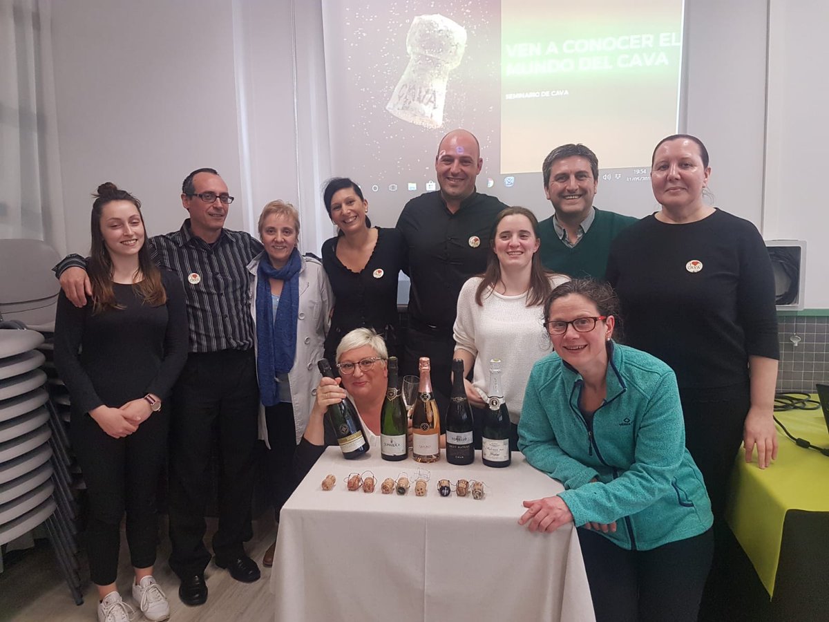 aecava's tweet photo. Este junio hemos organizado otro #SeminariodeCava en el Instituto Sanxillao de Lugo con @EmbajadoraM. ¡Un placer difundir la cultura del #Cava con gente tan entusiasta! #Cavalovers https://t.co/fYxHH2TvHE