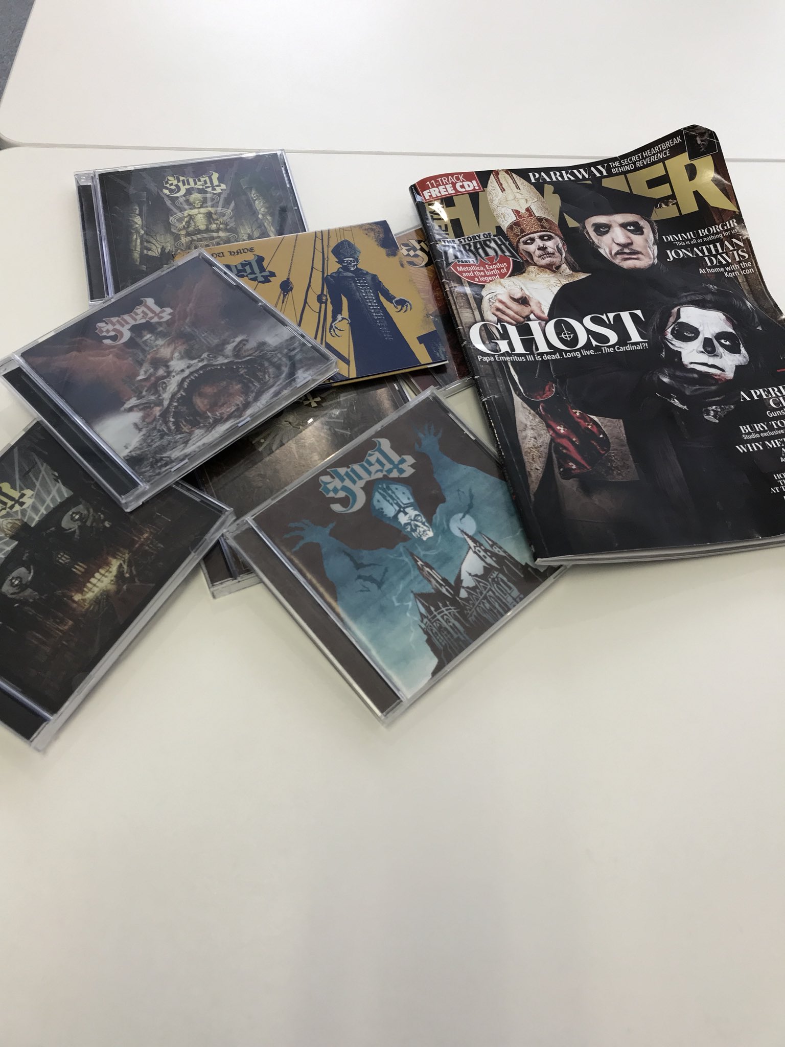 ヘドバン編集部 𝐇𝐄𝐀𝐃𝐁𝐀𝐍𝐆 𝐌𝐀𝐆𝐀𝐙𝐈𝐍𝐄 Ghostを溺愛する日本の某バンドの某ベーシストに Ghost愛 をこれでもかと語ってもらいました しかもghostのフロントマン パパ エメリトゥス3世ver のメイク姿で 7月上旬発売予定の ヘドバン