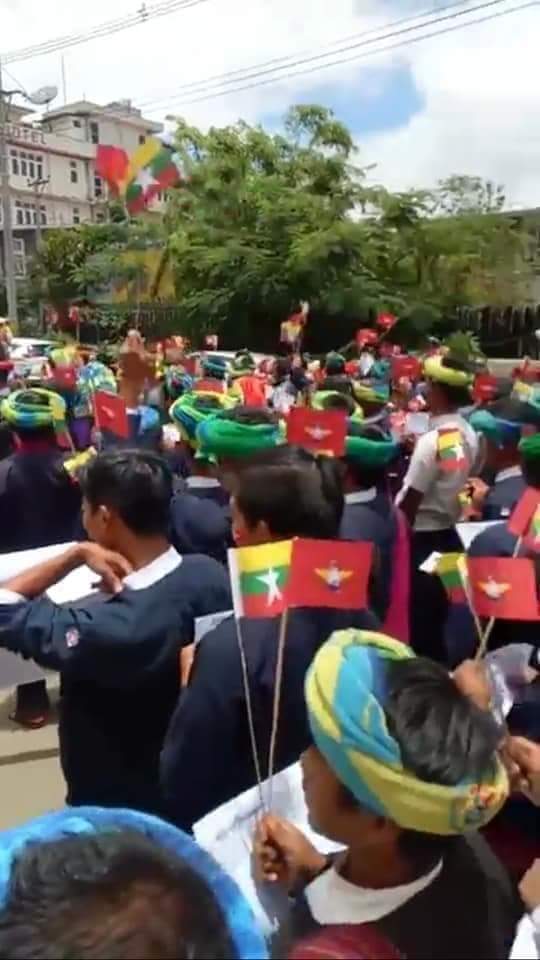 YMyait's tweet photo. Today View
movement against the international pressure on #Myanmar  Army.( Taunggyi Shan State in Myanmar) 

@UNHumanRights 
@hrw 
@CNN 
@OfficialSuuKyi https://t.co/5fRDLleOZF