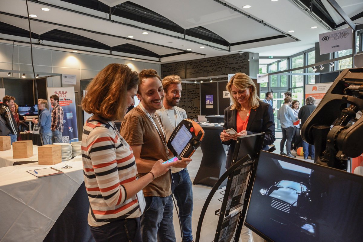 Videoshare-Festival–Succès mérité autour du Village de la Création, lieu de rencontres et d’échanges avec les exposants pour être au plus près des nouvelles technos et services. Retrouvez-les sur la chaîne YT du Festival! bit.ly/2MaVhJg. Photos : videosharefestival.com