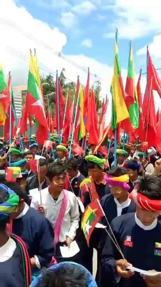 ယေန့ (၈-၆-၁၈)ေန့ ေတာင္ျကီးျမို
တြင္ျပည္သူမ်ားကတပ္မေတာ္အားနိုင္ငံတကာမွဖိအားေပးမႈအေပါ္ဆန့္က်င္ရႈတ္ခ်ပြဲ