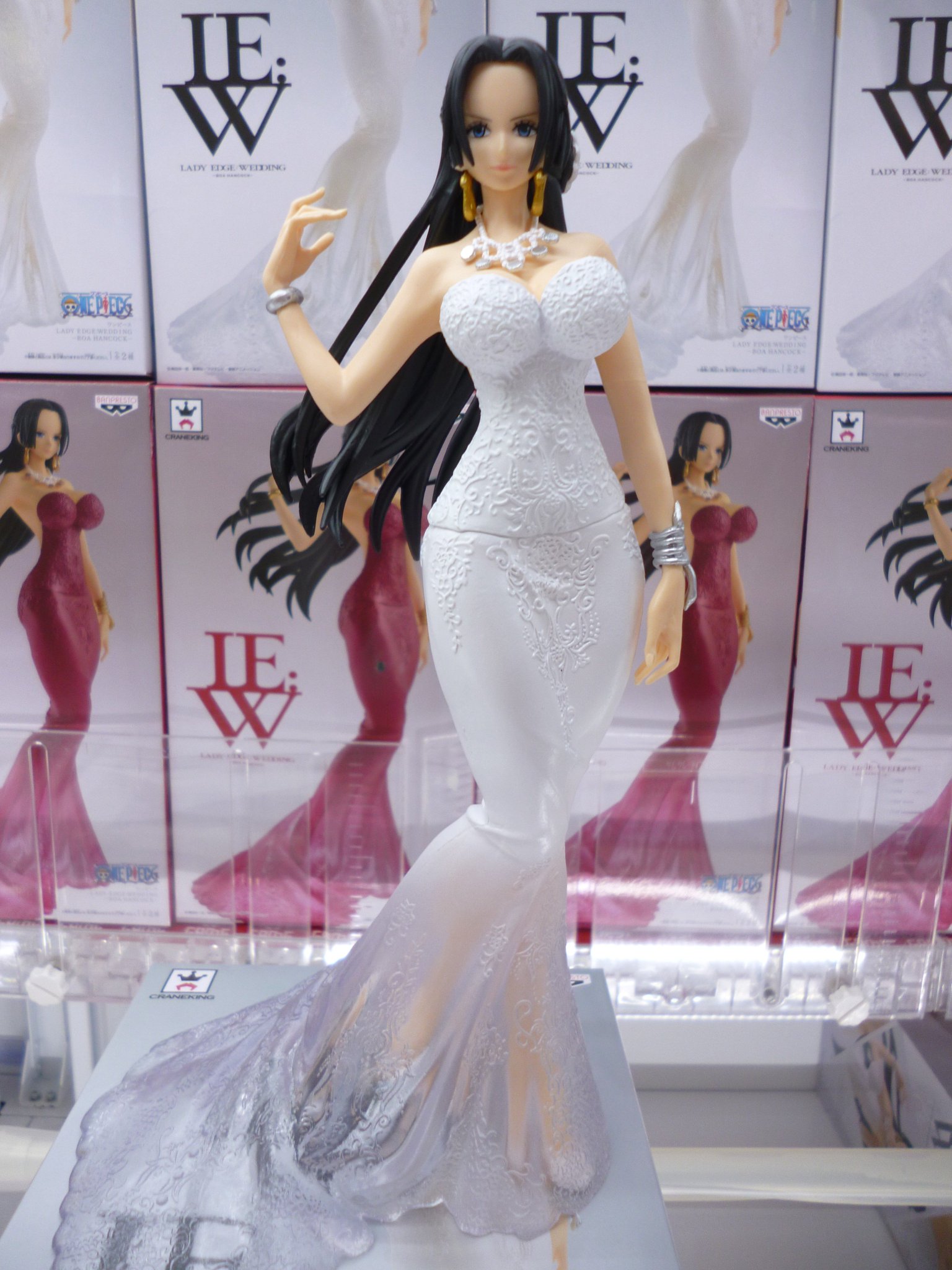Tac Koriyama A Twitteren クレーンゲーム ワンピースlady Edge Wedding ボア ハンコック 入荷しました ウェディングドレス姿のハンコックさん お美しいです 足元がクリアパーツになっていて後姿も美麗です 赤ドレスは数量限定なのでお