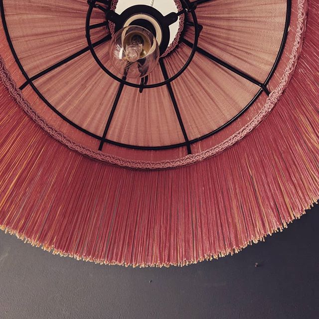 BeauVamp's tweet photo. Hand gathered silk, creates an effective pattern and even more so when the light shines through...
.
.

#lampshade #silk #tassel #lights #fringedlampshade #interiordesign #interiors123 #vintagelighting #vintage #artdeco #decoration #interiors #lightingde… https://t.co/aI6eFtNaLy https://t.co/Fkcggwiahw