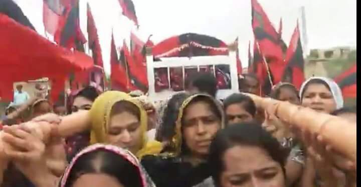 amarguriro's tweet photo. Funeral of #RasoolBuxPalijo sahb held at his native village. After the funeral women took his body to graveyard, which is rare at least in #Pakisan 
Palijo was among the first Sindhi leaders to support the inclusion of women in politics
@dailytimespak https://t.co/jU7aT7dq48