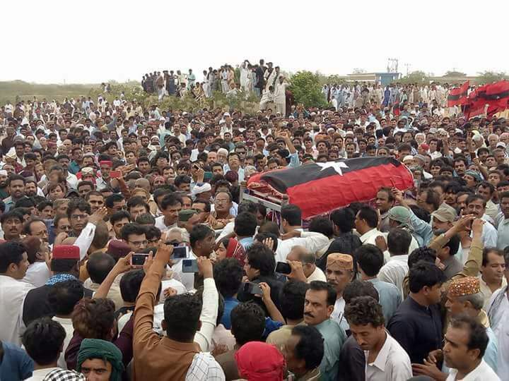 amarguriro's tweet photo. Funeral of #RasoolBuxPalijo sahb held at his native village. After the funeral women took his body to graveyard, which is rare at least in #Pakisan 
Palijo was among the first Sindhi leaders to support the inclusion of women in politics
@dailytimespak https://t.co/jU7aT7dq48