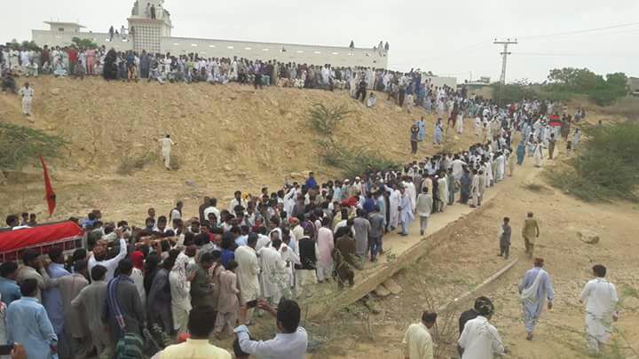 amarguriro's tweet photo. Funeral of #RasoolBuxPalijo sahb held at his native village. After the funeral women took his body to graveyard, which is rare at least in #Pakisan 
Palijo was among the first Sindhi leaders to support the inclusion of women in politics
@dailytimespak https://t.co/jU7aT7dq48