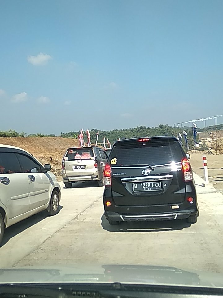 Sapto1st's tweet photo. @RadioElshinta turunan tajam tol fungsional Salatiga Boyolali, potensi kemacetan. https://t.co/YAcaR5KGO9