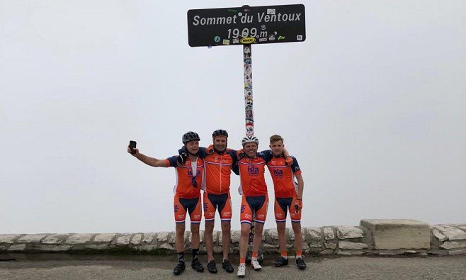 InFinance's tweet photo. #KlimforTim plant vlag op bergtop. Huldiging tijdens #SwimforTim diner op 2 juli. https://t.co/vsz41V49T1 https://t.co/C7pwkreZeL