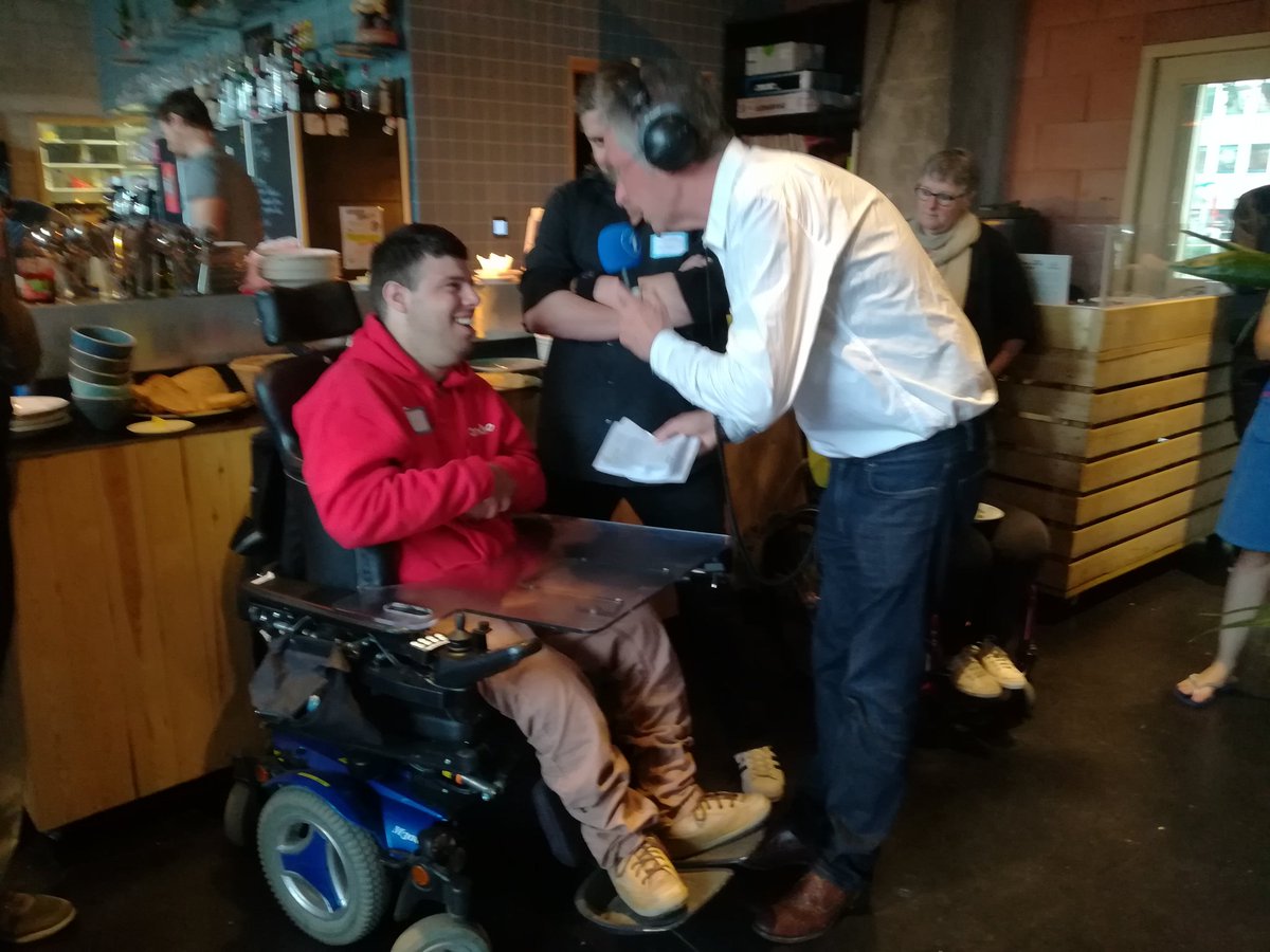 KaatWOLO's tweet photo. We komen helemaal terzake met #radiorespect @hautekiet #hautekiettrapthetaf kwetsbare jongeren maken radio @SocInnFabriek #winwinsituatie https://t.co/540Z9VthFW