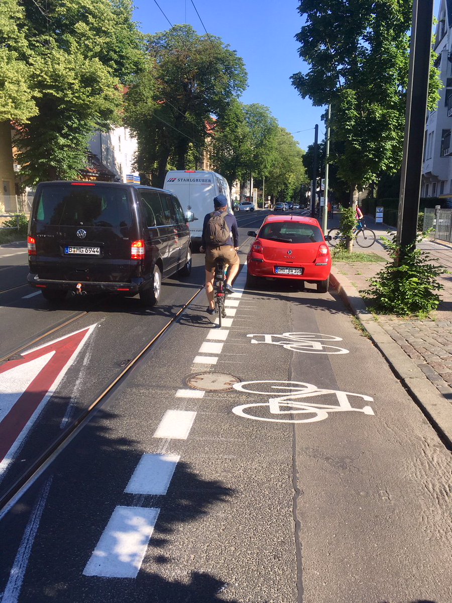 #Falschparker auf #Radfahrstreifen - #Radfahrer-in gerät in Tramgleise und stürzt. Pkw-Fahrerin taucht auf, will sich nicht mal entschuldigen. Die Stadt sei schuld, es gebe zu wenig Parkplätze. Leider verzichtet die Radfahrerin auf eine Anzeige. #Dietzgenstraße #Pankow #Berlin