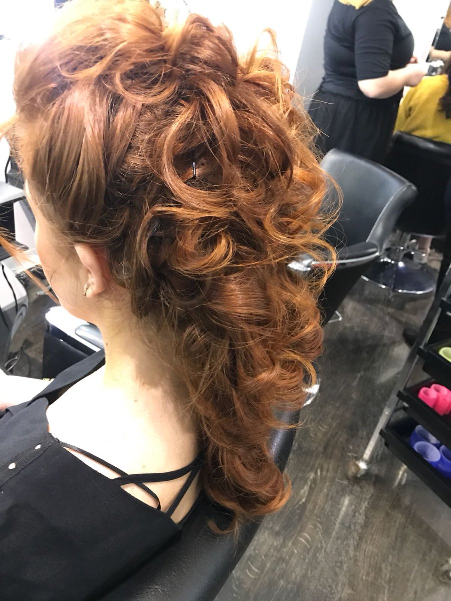 our choice this Friday is cascading curls created by wedding hair specialist Alex.
#weddinghour #weddingbiz #weddingbiz #bridehour #hairstyle #FridayFeeling