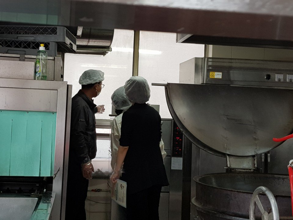 #성남시 #중원구 사회복지과

중원구 사회복지과는 환경위생과와 합동으로 6월 1일부터 7일까지  식중독예방을 위한 경로식당 위생 지도점검을 실시하였습니다.