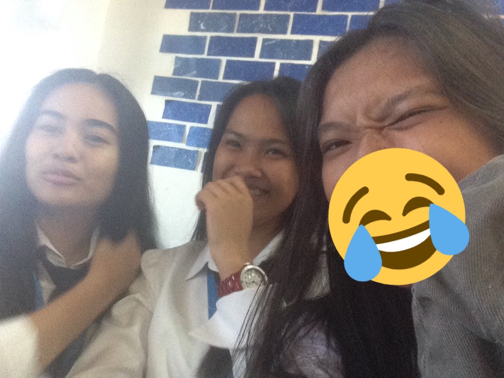 noemiyahh's tweet photo. so eto yung selfie namin don sa malapit sa pintuan with matching appearance nung bag ko kasi nga tinatago namin kay mana tas biglang.....
"ABA TALAGA BA SA MAY PINTUAN PA, PANO KUNG MAY NAKAKITA SAINYO DIYAN HA!!
teka yung puso ko @rmanalese8 π¨π¨
#SaintJosephPabibo https://t.co/l02IJI1AJN