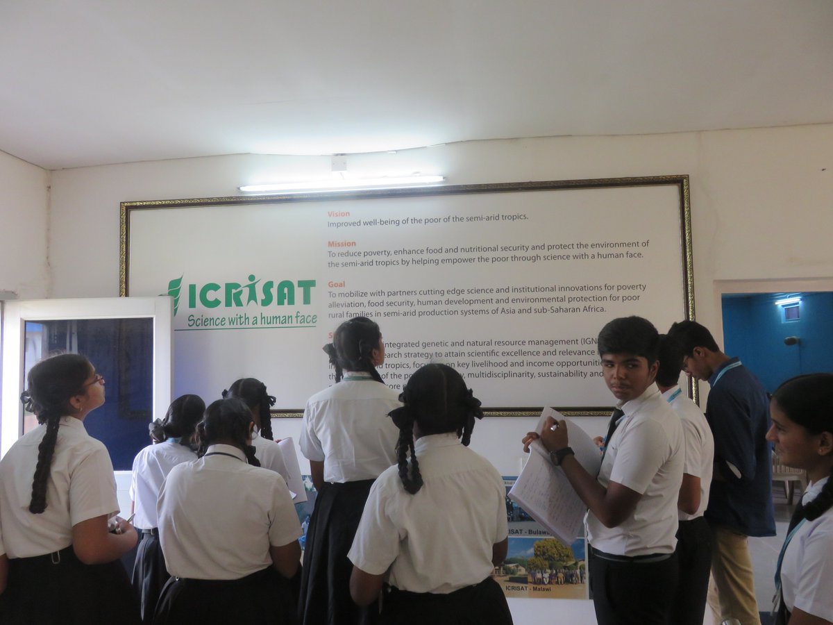 IVidyanikethan's tweet photo. Class X students visited ICRISAT campus and explored had an opportunity to learn about new forms of crops and various methods of Agriculture. https://t.co/VZnkGxlUxC
#svis #sreevidyanikethan #vidyanikethan #ClassXstudents #ICRISAT #hyderabad https://t.co/43z0mwC28G